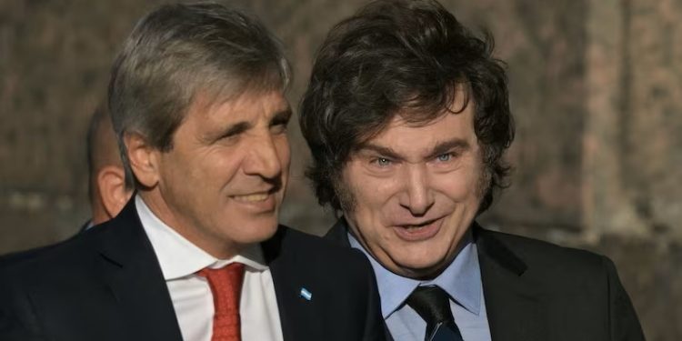 Luis Caputo prometió que no habrá “cimbronazos” y bajara inflación, al tiempo que Milei volvió a cargar contra los medios en un foro internacional