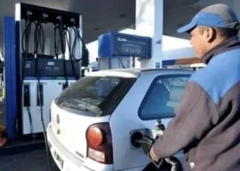 La venta de combustibles cayó por tercer mes seguido y expone el golpe al bolsillo en los surtidores