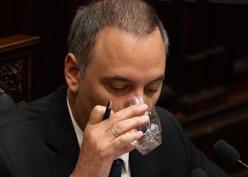 Chats bajo la lupa: difunden mensajes entre Adorni y el contratista Tabar y crece la tensión judicial y política