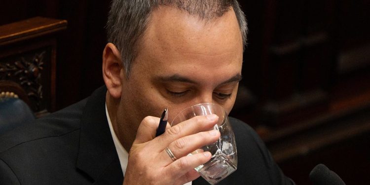 Chats bajo la lupa: difunden mensajes entre Adorni y el contratista Tabar y crece la tensión judicial y política