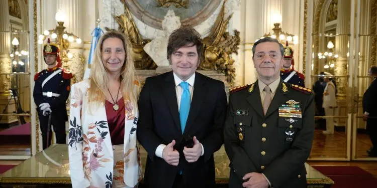Otra vez, la pelota a la calle: El Gobierno recortó $49.000 millones endefensa y dejó en suspenso el Plan ARMA