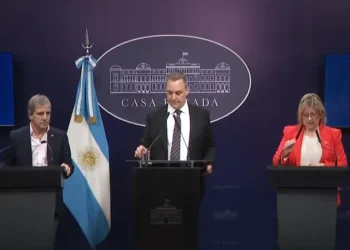 El Jefe de gabinete no contestó, Caputo habló de “riesgo kuka” esquivando el “riesgo Adorni”, Monteoliva no menciona a la DEA y nadie respondio por sobresueldos