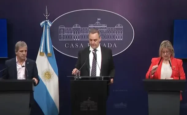 El Jefe de gabinete no contestó, Caputo habló de “riesgo kuka” esquivando el “riesgo Adorni”, Monteoliva no menciona a la DEA y nadie respondio por sobresueldos
