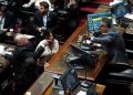 Menem chocó con un diputado, excombatiente, por una careta de Adorni y la interna libertaria volvió a meterse en Diputados