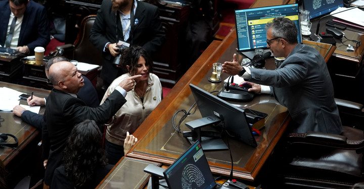 Menem chocó con un diputado, excombatiente, por una careta de Adorni y la interna libertaria volvió a meterse en Diputados