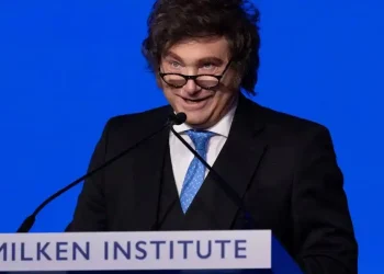 Milei blinda a Adorni, adelantará su declaración jurada y descarta su salida: “Ni en pedo se va”