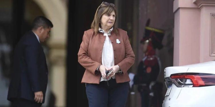 Gobierno evita romper con Bullrich, pero estudia una mesa más cerrada para blindar a Milei de la interna