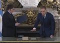 Milei tomó juramento a Santilli con un extenso triple abrazo bajo la sombra de la causa por corrupción