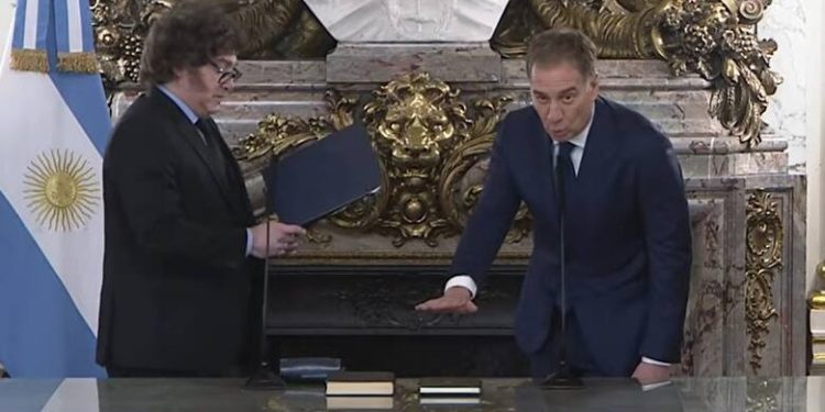 Milei tomó juramento a Santilli con un extenso triple abrazo bajo la sombra de la causa por corrupción