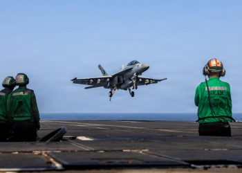 EE.UU. golpea radares y defensas iraníes mientras Teherán amenaza con cerrar Ormuz y extiende la guerra al Golfo
