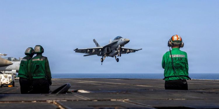 Estados Unidos golpea radares y defensas iraníes mientras Teherán amenaza con cerrar Ormuz y extiende la guerra al Golfo