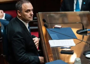 El oficialismo ganó tiempo y frenó en Diputados la ofensiva contra Adorni