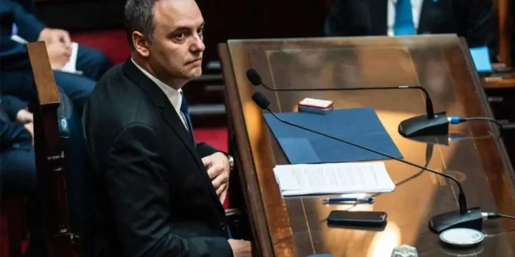 El oficialismo ganó tiempo y frenó en Diputados la ofensiva contra Adorni