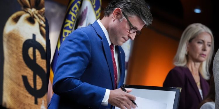 La Cámara baja de Estados Unidos desafió a Trump con más ayuda a Ucrania y límites a la guerra contra Irán