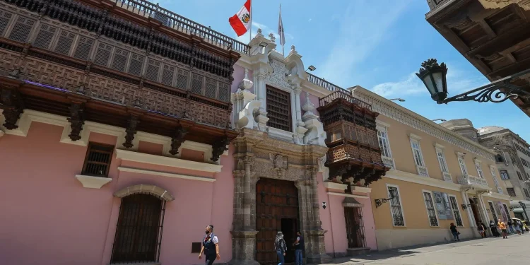 Cancillería peruana negó manipulación del voto exterior en medio de la tensión por el ajustado escrutinio