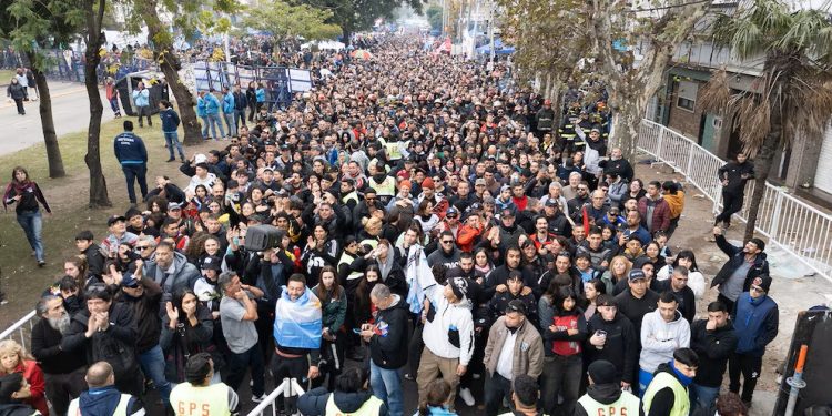 Una multitud, de más de 7 kilometros, despidió al Indio Solari: lágrimas, banderas y canciones para el último adiós