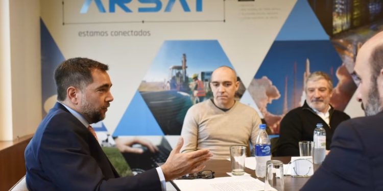Los chats de ARSAT comprometen a Leal y exponen cómo se habrían inflado contratos: “Que ponga más cosas”