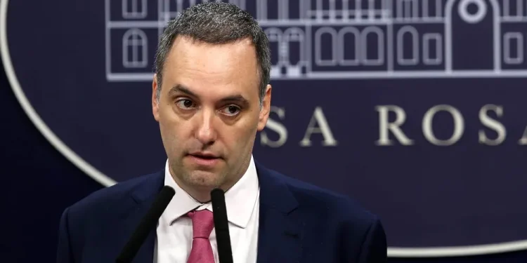 Adorni mudó a su madre a un country mientras crece la presión judicial sobre su patrimonio