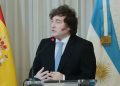 Milei blinda a Adorni, pero deja abierta la puerta de salida: “Si la Justicia lo considera culpable, lo eyecto de una patada”