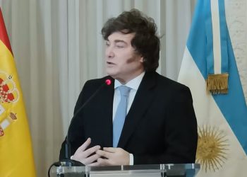 Milei blinda a Adorni, pero deja abierta la puerta de salida: “Si la Justicia lo considera culpable, lo eyecto de una patada”