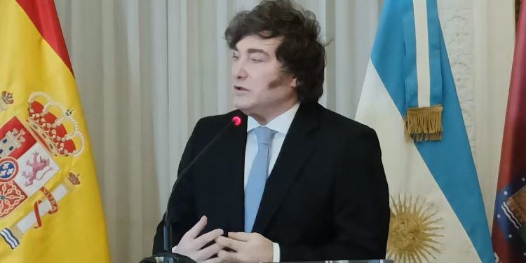 Milei blinda a Adorni, pero deja abierta la puerta de salida: “Si la Justicia lo considera culpable, lo eyecto de una patada”