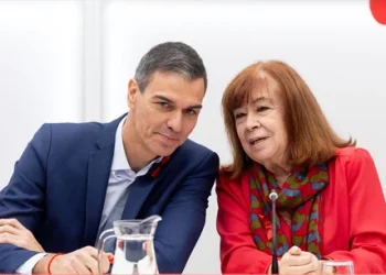 Los mensajes de Leire Díez con Cristina Narbona agravan la crisis del PSOE y cercan a Pedro Sánchez