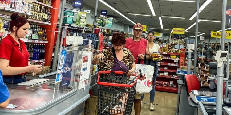 Llegar a fin de mes en Argentina: una familia necesitó casi $1,5 millones para no ser pobre y $2,45 millones para ser clase media en CABA
