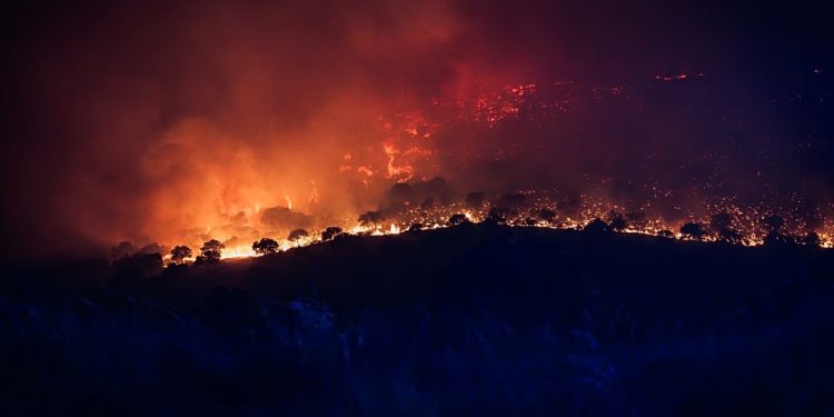 El fuego avanza sobre El Escorial y amenaza una estación estratégica de la NASA mientras España pide auxilio a Europa