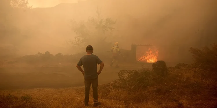 España enfrenta el mayor incendio de Castilla-La Mancha: 26.000 hectáreas arrasadas y 32 pueblos evacuados