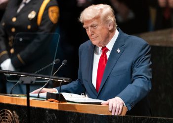 Estados Unidos golpeó decenas de objetivos iraníes y Teherán respondió con misiles y drones contra Kuwait y Baréin