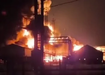 Ucrania golpeó otra refinería y dos depósitos de combustible en el sur de Rusia