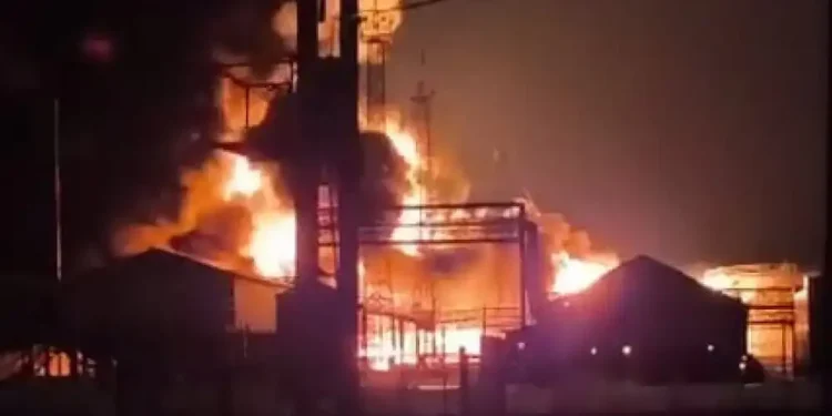 Ucrania golpeó otra refinería y dos depósitos de combustible en el sur de Rusia