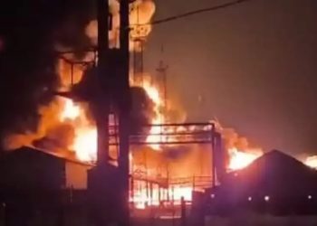Ucrania golpeó la mayor refinería de Rusia en Omsk y mostró que Siberia ya no está fuera de alcance
