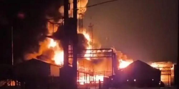 Ucrania golpeó la mayor refinería de Rusia en Omsk y mostró que Siberia ya no está fuera de alcance
