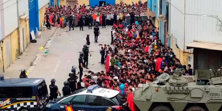 El Gobierno movilizó al Ejército ante la entrada masiva desde Marruecos que desbordó Ceuta y dejó al menos nueve muertos