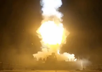 Irán amplía la guerra regional y ataca seis países árabes con misiles y drones