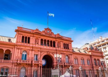 La mitad de los argentinos agotó su paciencia con el ajuste y crece la desconfianza en que se resuelva la crisis
