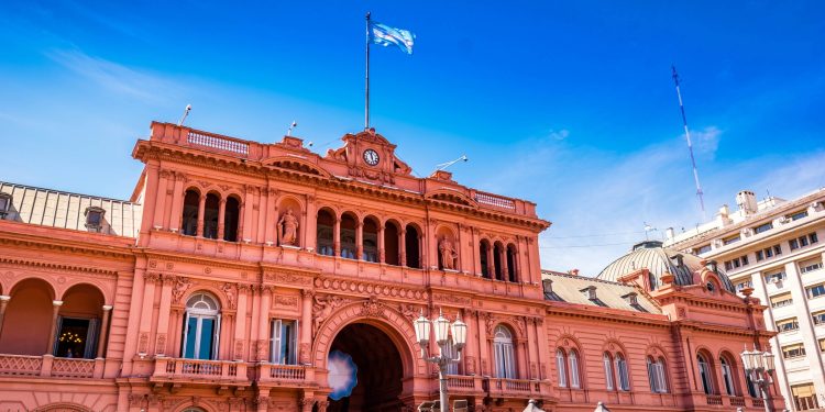 La mitad de los argentinos agotó su paciencia con el ajuste y crece la desconfianza en que se resuelva la crisis