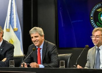Caputo se asegura cubrir la deuda hasta 2027. El Tesoro comprará dólares al Banco Central