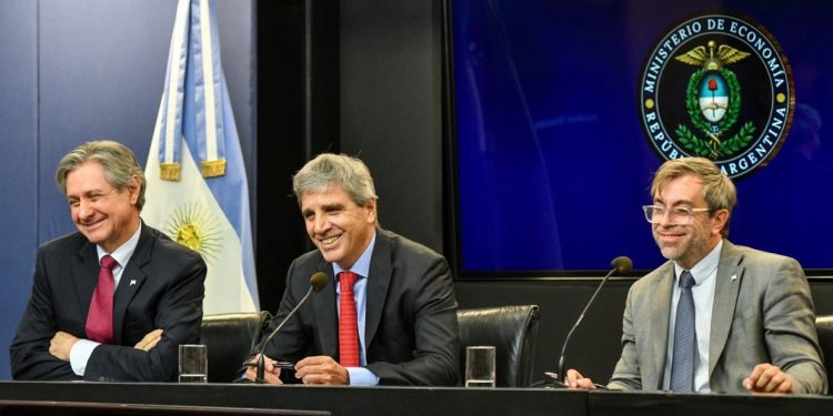 Caputo se asegura cubrir la deuda hasta 2027. El Tesoro comprará dólares al Banco Central