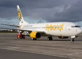 Flybondi ya no vuela, pero sigue vendiendo pasajes con posible captación engañosa de dinero. El recuerdo del narcotráfico