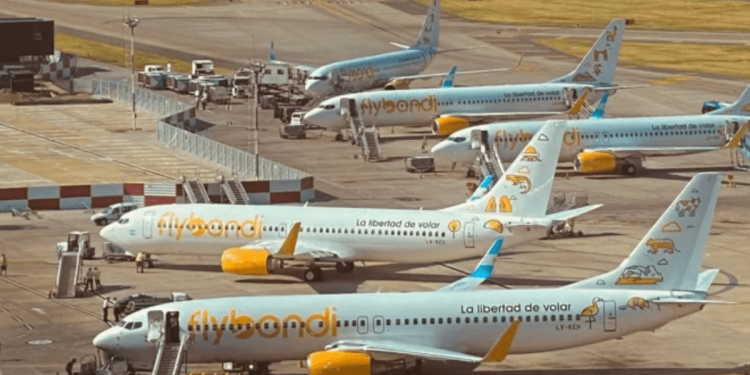 Brasil frenó la venta de pasajes de Flybondi mientras Argentina permite venta de vuelos que cancela masivamente
