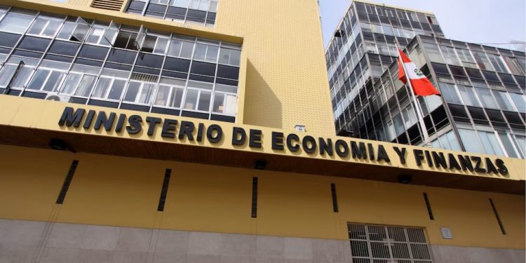 Consejo Fiscal pide a Keiko Fujimori frenar gratificaciones CAS y llevar la ley al Tribunal Constitucional