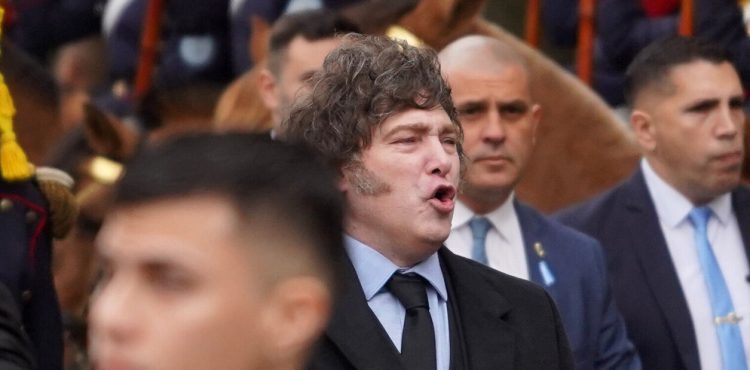 Tedeum del 9 de julio en la Catedral Metropolitana.
El Presidente Javier Milei se retira de la Catedral Metropolitana acompañado por sus ministros y asesores.
Foro Guillermo Rodriguez Adami