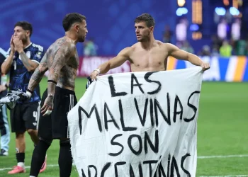 Una sábana, un grito soberano y el respaldo peruano: la bandera de Malvinas que llegó a la Selección