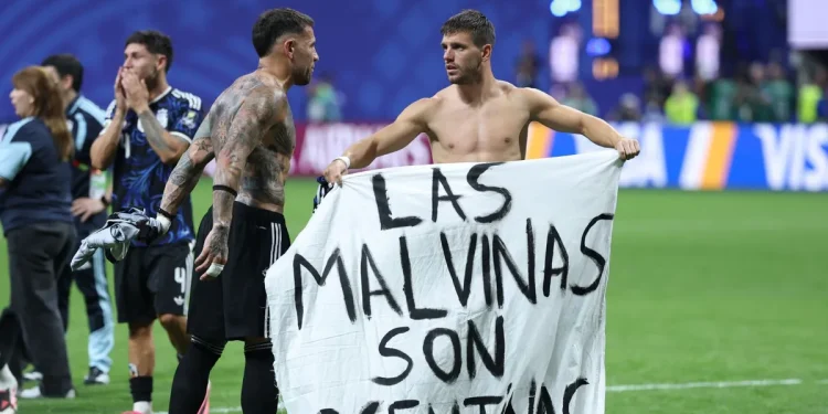 Una sábana, un grito soberano y el respaldo peruano: la bandera de Malvinas que llegó a la Selección