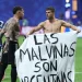 Una sábana, un grito soberano y el respaldo peruano: la bandera de Malvinas que llegó a la Selección
