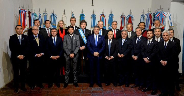 Milei reúne a su mesa política y busca en Tucumán una foto de poder tras la caída de Adorni