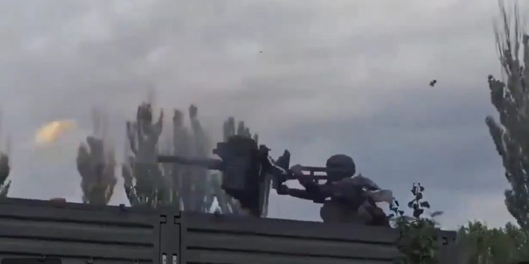 Increíble video de un soldado ruso que perdió el control de una ametralladora