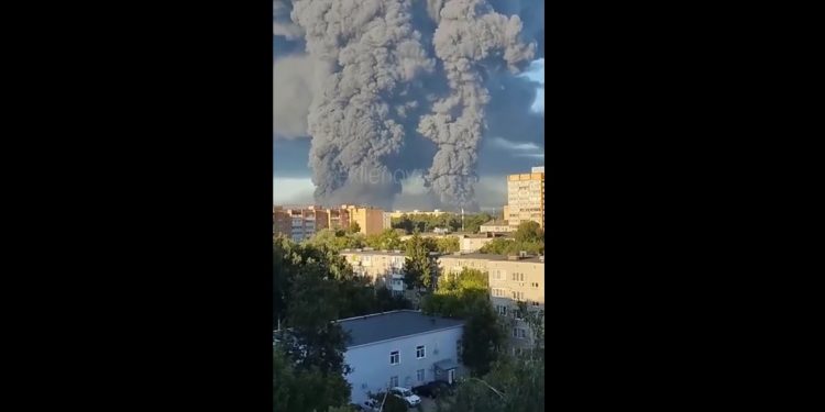 Ucrania golpeó el corazón logístico ruso: ocho muertos y depósitos incendiados tras una oleada de drones